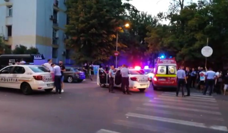 Copil lovit de o maşină pe o stradă din Bucureşti | Şoferul a plecat, după ce tatăl copilului a vrut să îl bată