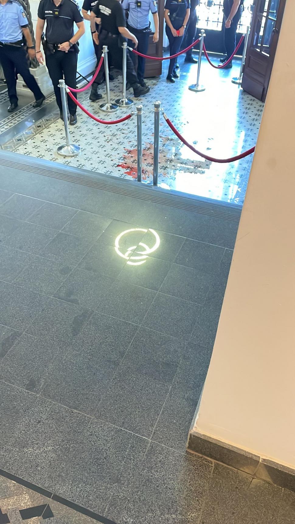 Copilul strivit pe un hol din Primăria Bucureşti este în stare stabilă la spital 786202