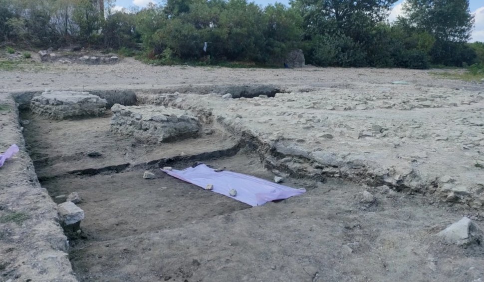 În Dunărea secată arheologii au scos la iveală ruinele unei cetăți antice: "Am reuşit să surprindem o parte din latura vestică a acestui turn"