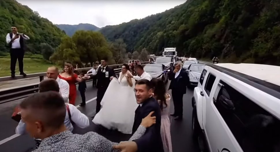 Imagini virale cu hora de pe Valea Oltului! Nuntaşii au dansat sârba printre maşinile blocate în trafic