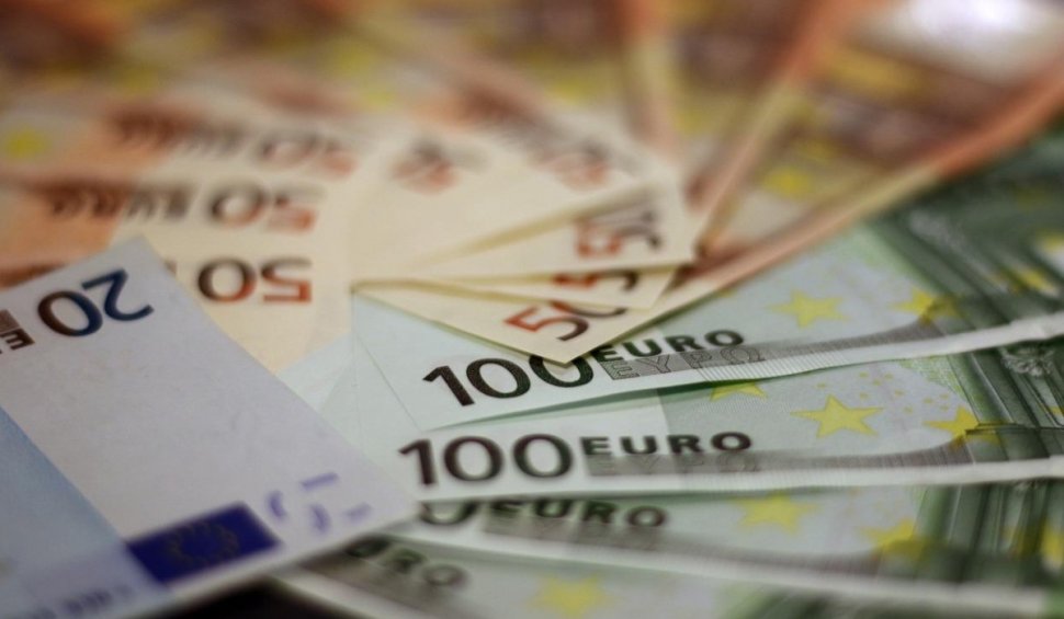 Moneda euro a atins cel mai scăzut nivel din 2002 | Specialiştii avertizează că e doar începutul