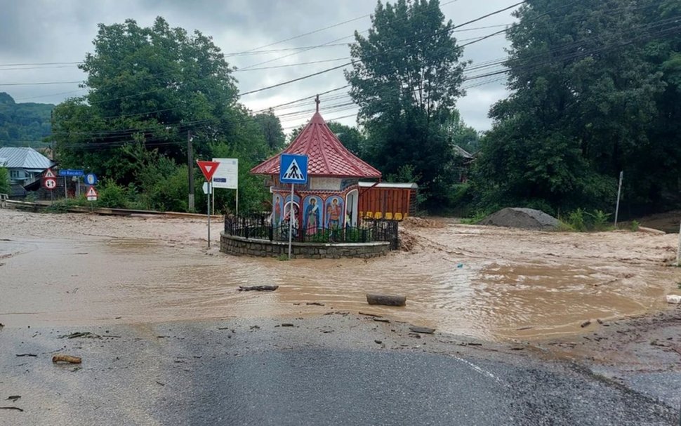 Viiturile fac prăpăd în Dâmboviţa. Apa a năvălit pe drumurile principale