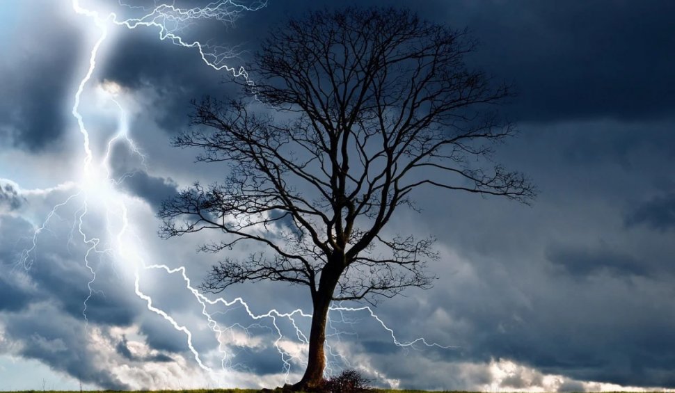 Avertizare meteo Cod roșu de vreme severă! Furtuni şi ploi torenţiale în două județe