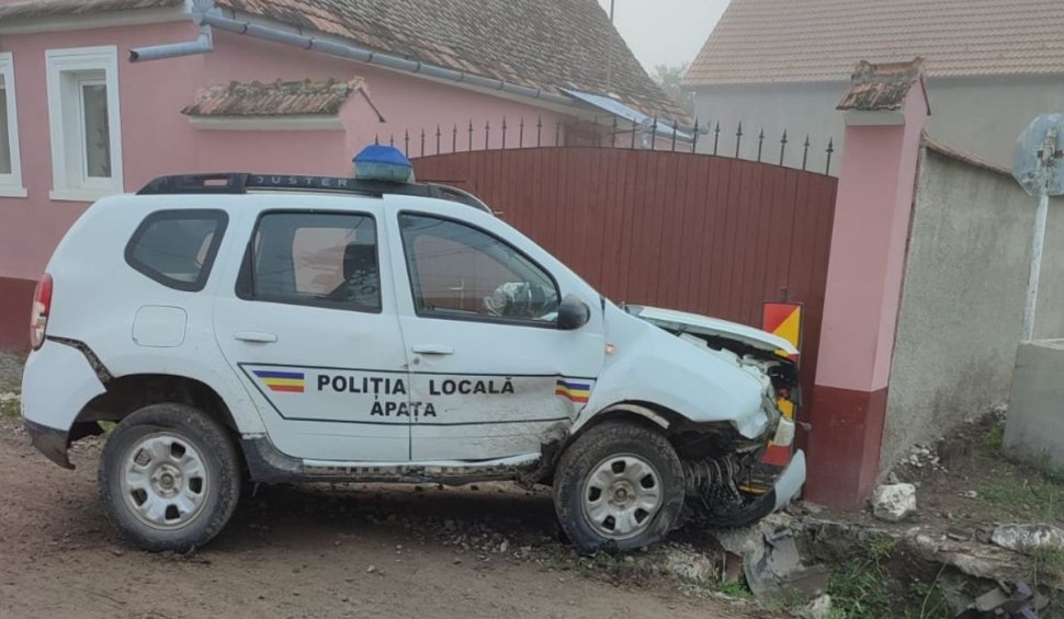 Un bărbat a furat maşina Poliţiei Locale şi a făcut accident, în comuna Apaţa din Braşov