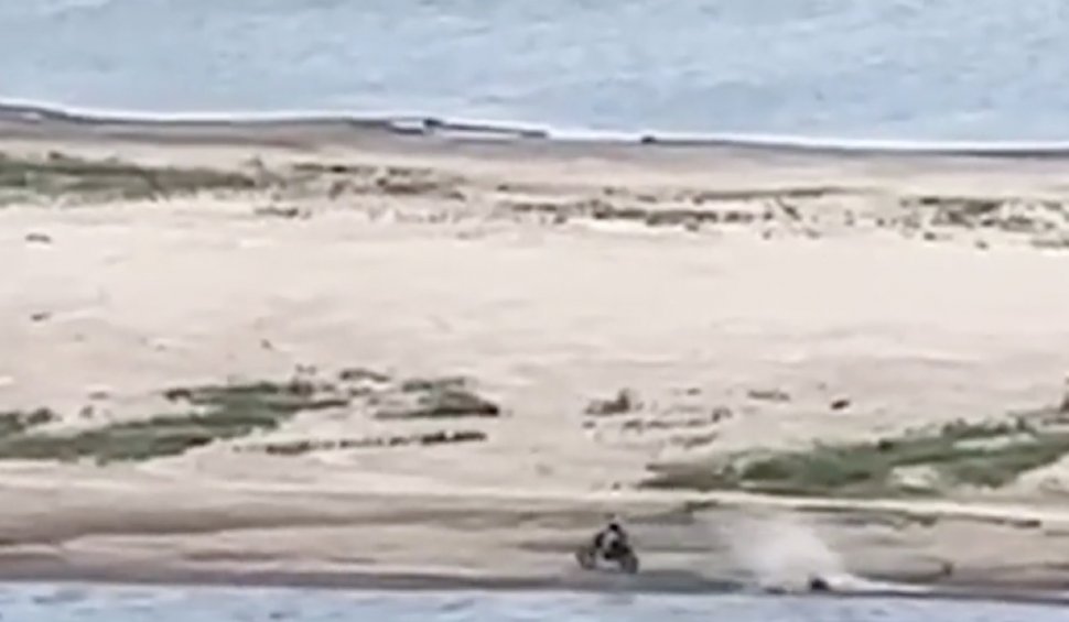 În Dunărea secată un motociclist a fost filmat când se plimba pe o insulă apărută la Galați