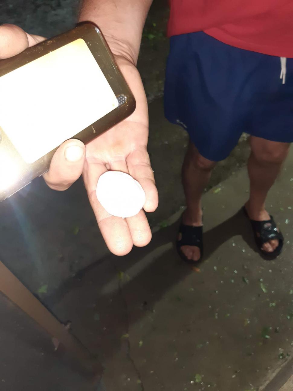 Grindină cât pumnul în judeţul Buzău! Bucăţile mari de gheaţă au distrus mai multe maşini 786354