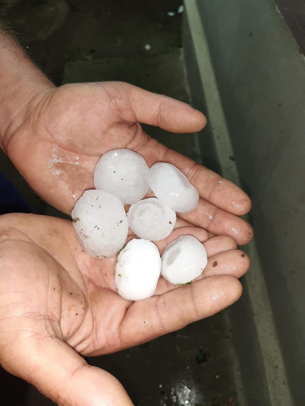 Grindină cât pumnul în judeţul Buzău! Bucăţile mari de gheaţă au distrus mai multe maşini 786355