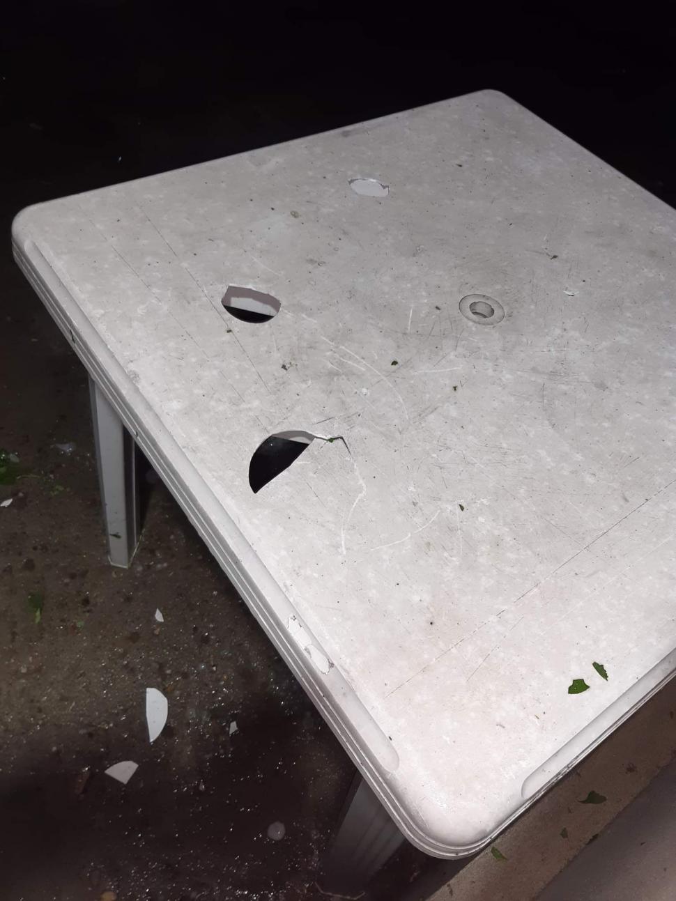 Grindină cât pumnul în judeţul Buzău! Bucăţile mari de gheaţă au distrus mai multe maşini 786356