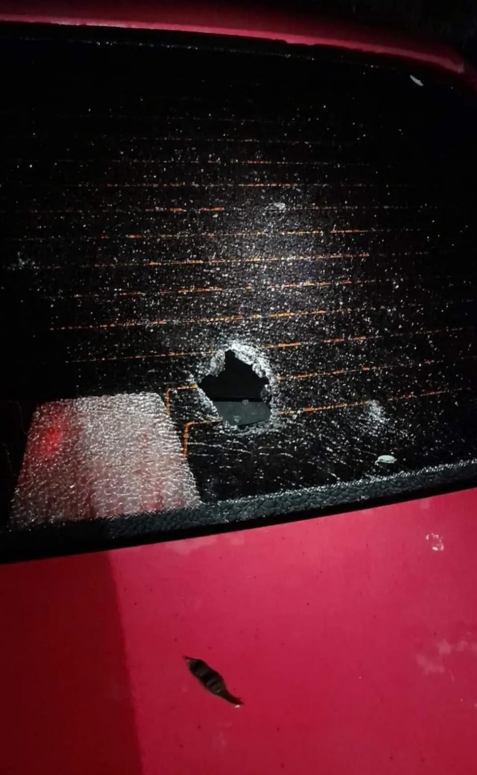 Grindină cât pumnul în judeţul Buzău! Bucăţile mari de gheaţă au distrus mai multe maşini 786358