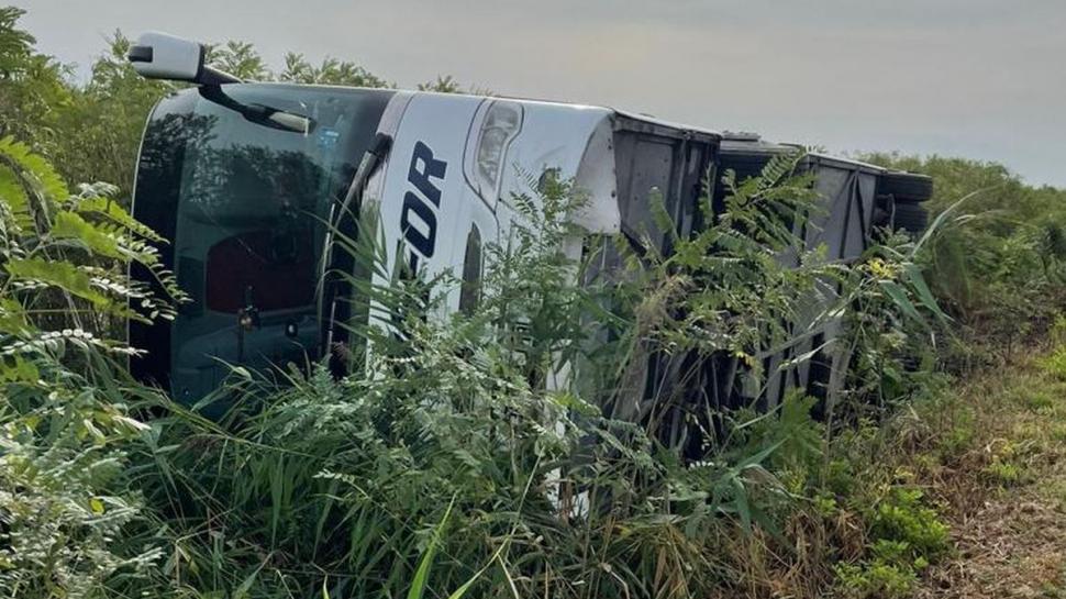 Autocar cu pasageri, răsturnat pe autostrada A1. Șapte ambulanțe intervin