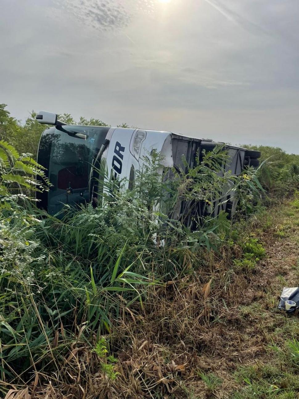 Autocar cu pasageri, răsturnat pe autostrada A1. Șapte ambulanțe intervin 786385