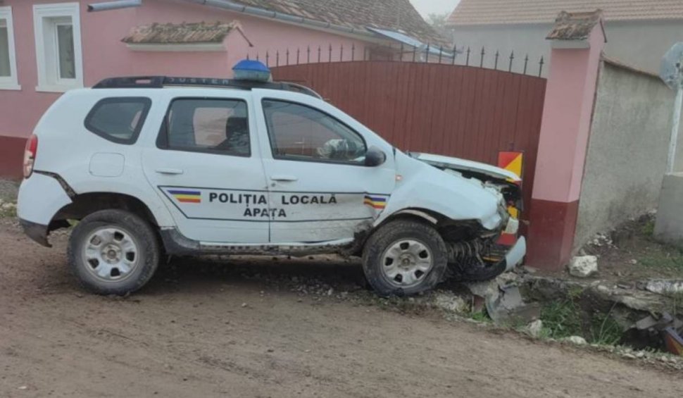 Beat și fără permis, un bărbat a furat mașina Poliției locale, în Brașov | A făcut-o praf, după ce a intrat cu ea într-un gard 
