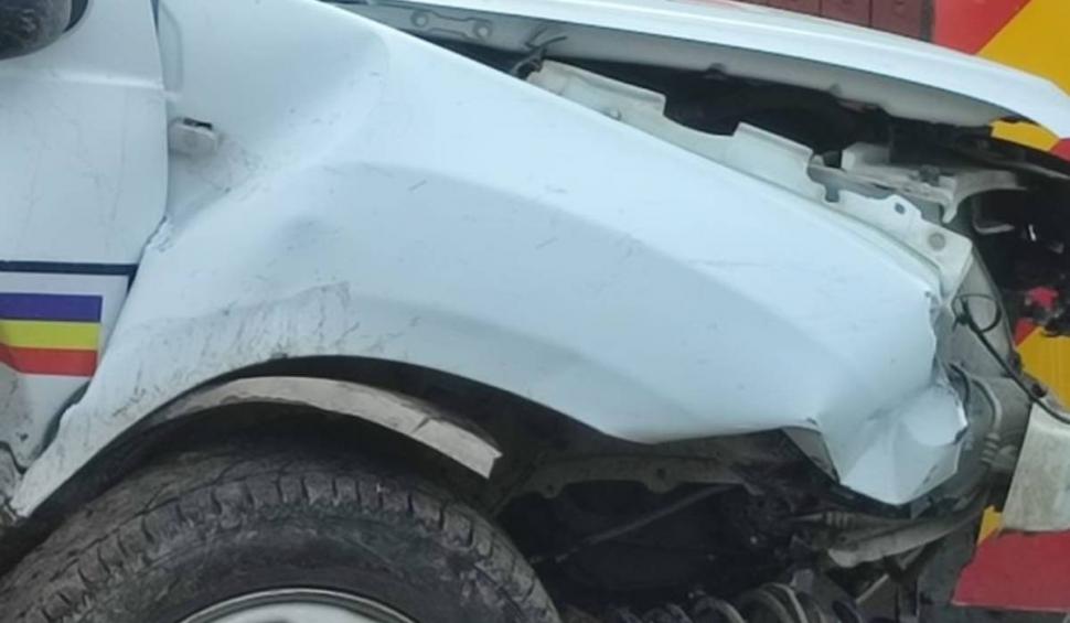 Beat și fără permis, un bărbat a furat mașina Poliției locale, în Brașov | A făcut-o praf, după ce a intrat cu ea într-un gard  786491