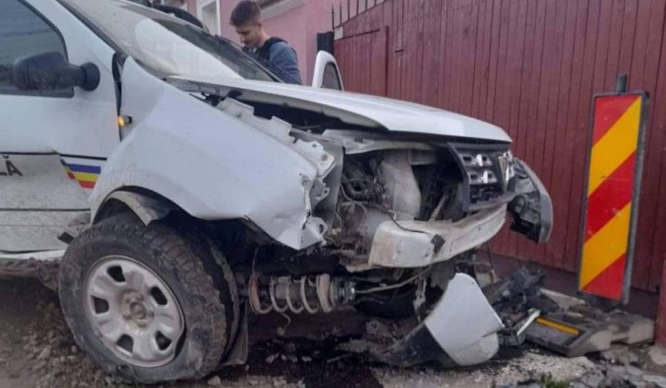 Beat și fără permis, un bărbat a furat mașina Poliției locale, în Brașov | A făcut-o praf, după ce a intrat cu ea într-un gard  786492