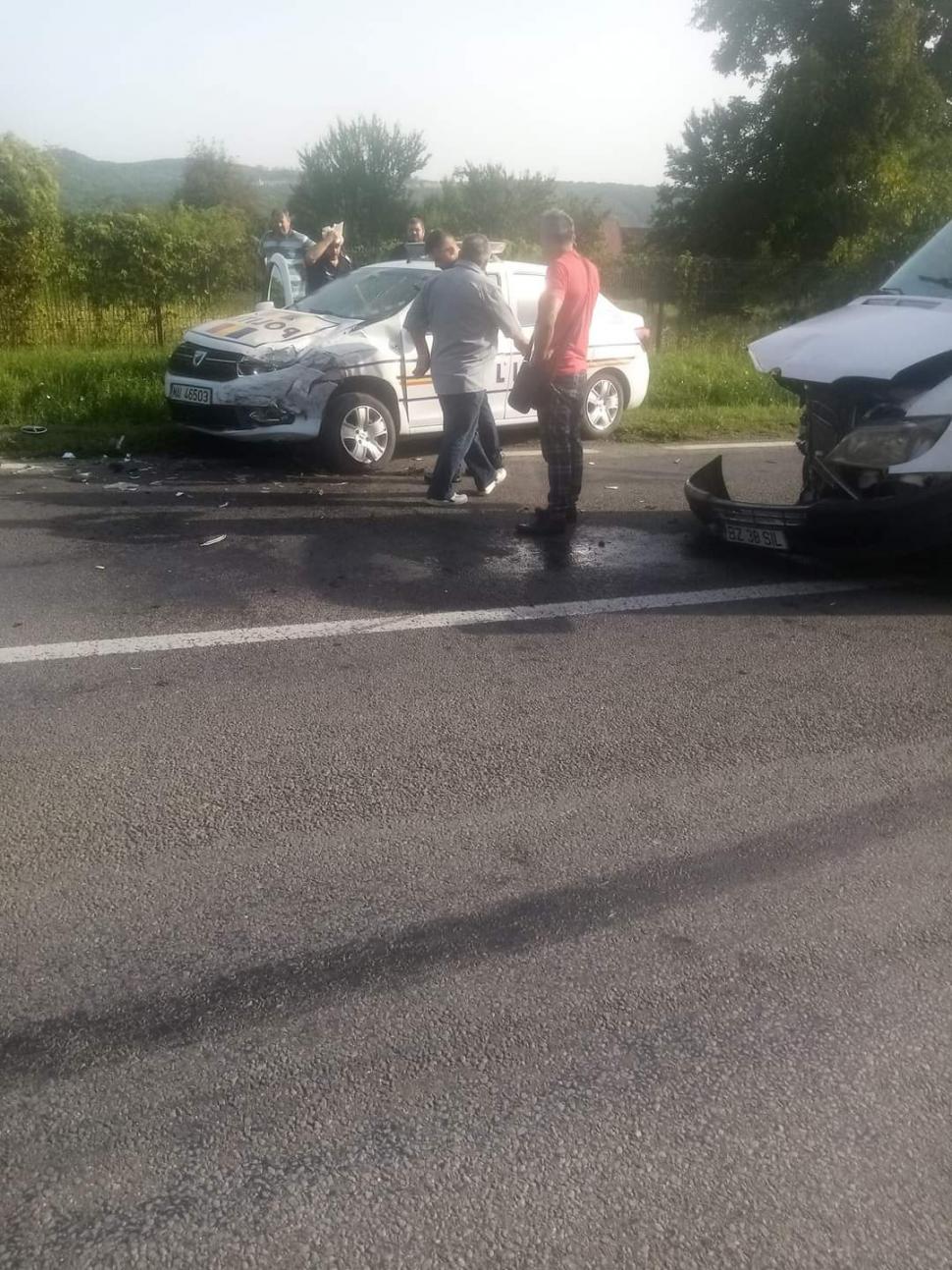 Un şofer s-a speriat de radar şi a intrat în plin în maşina Poliţiei, la Măgura în Buzău 786402