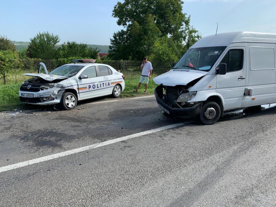 Un şofer s-a speriat de radar şi a intrat în plin în maşina Poliţiei, la Măgura în Buzău 786404