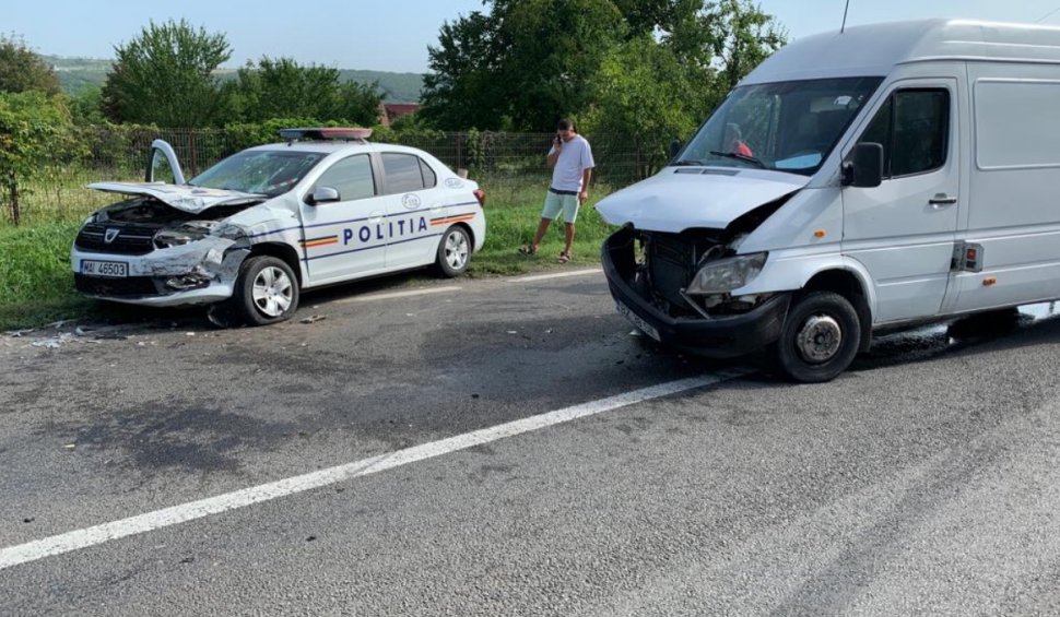 Un şofer s-a speriat de radar şi a intrat în plin în maşina Poliţiei, la Măgura în Buzău