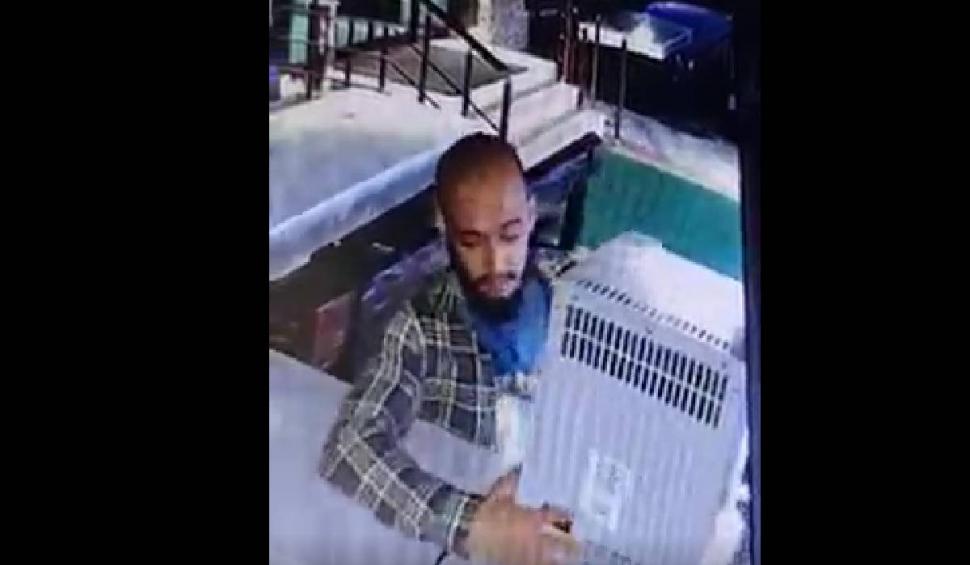 Un turist din Vama Veche, surprins în timp ce a plecat de la mare cu tot cu frigiderul de la cazare 786463