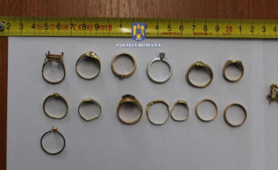 Peste 1 kilogram de inele şi brăţări din aur trimise din Spania prin curier, confiscate de polițiștii din Buzău
