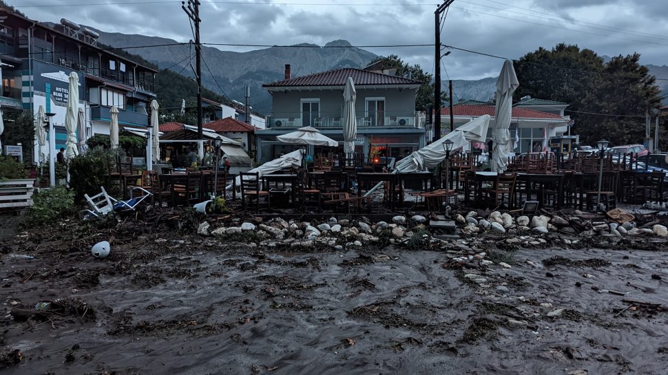Insula Thassos din Grecia, măturată de o furtună puternică. Plaje și terase distruse