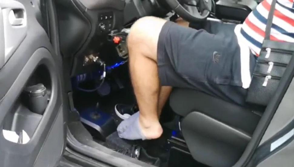 Un român din Spania a obţinut permisul de conducere chiar dacă are ambele mâini amputate 786587