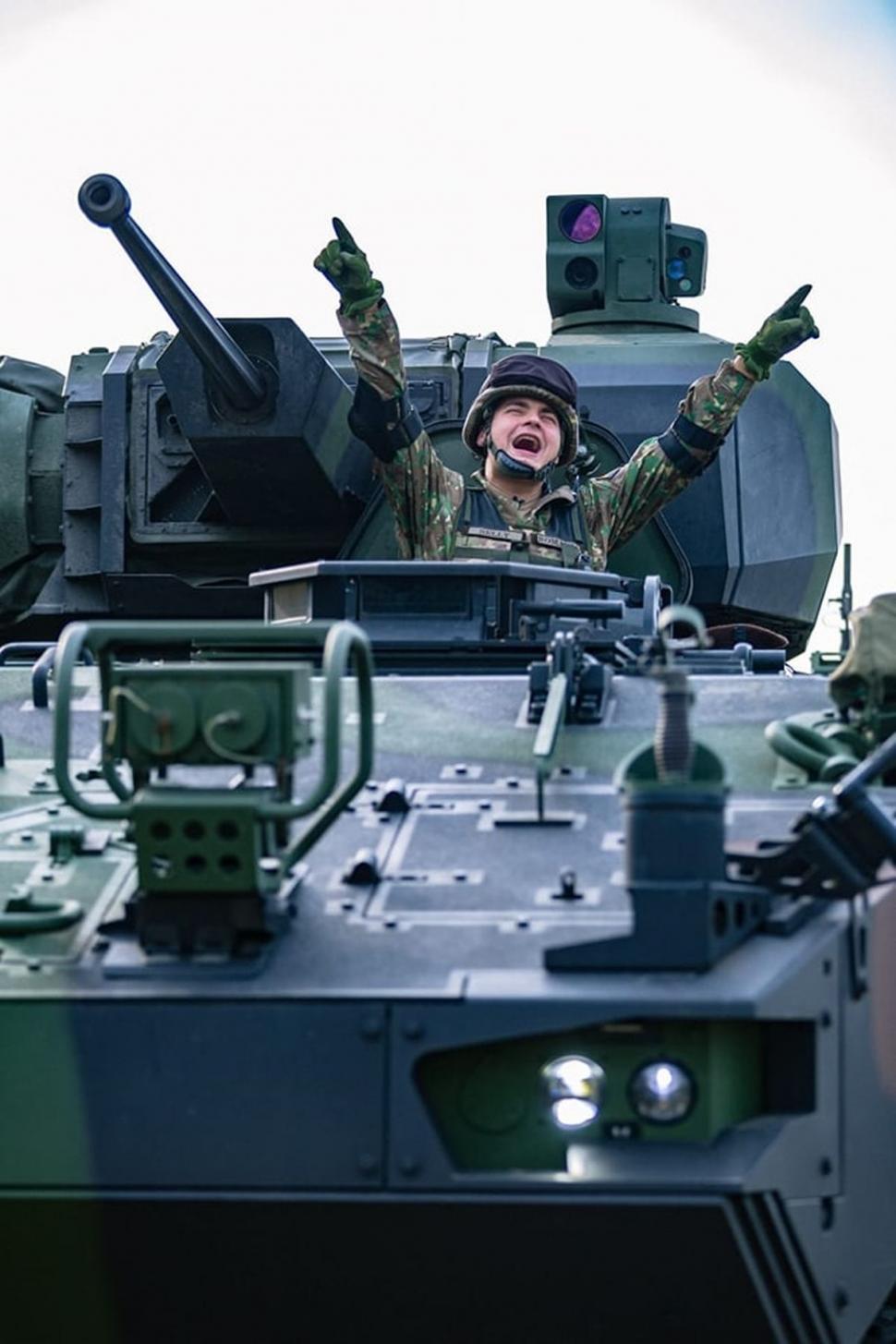 Selly s-a alăturat Armatei României! MApN: ”Voi ce mai așteptați?” 786562