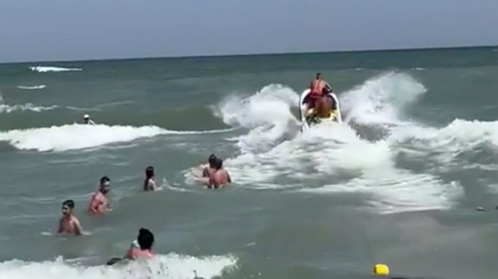 Trei turişti au fost salvaţi în ultimul moment din valurile agitate ale mării. Salvamarii au arborat steagul roşu în staţiunea Jupiter