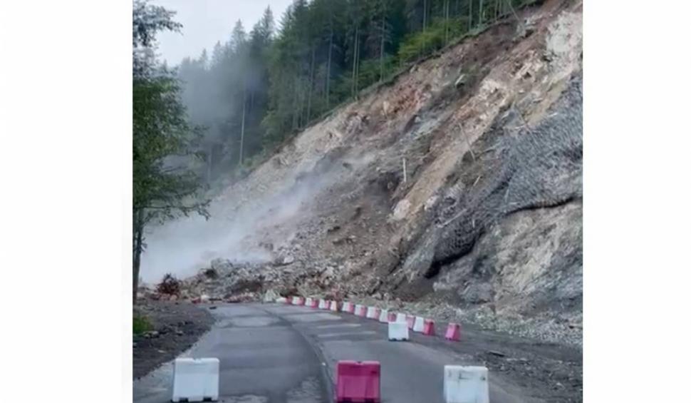 Căderi masive de bolovani pe drumurile din Suceava | Traficul este restricționat 786776
