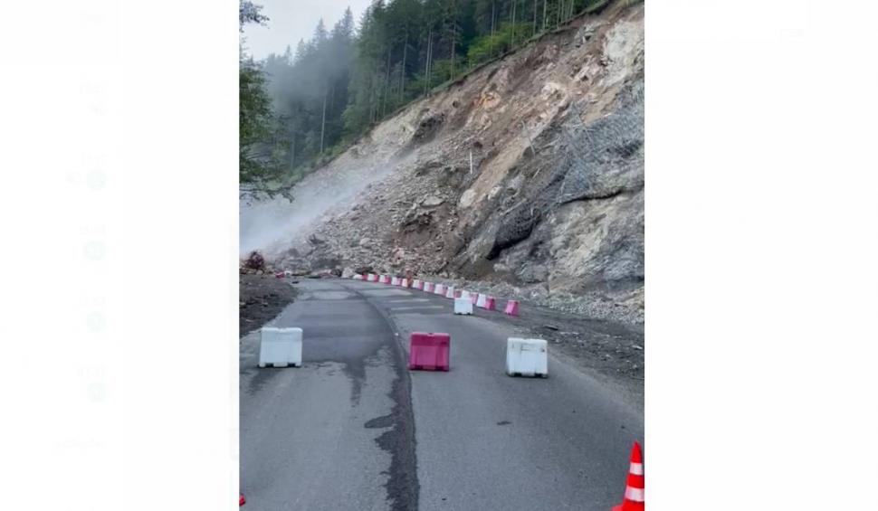 Căderi masive de bolovani pe drumurile din Suceava | Traficul este restricționat 786778
