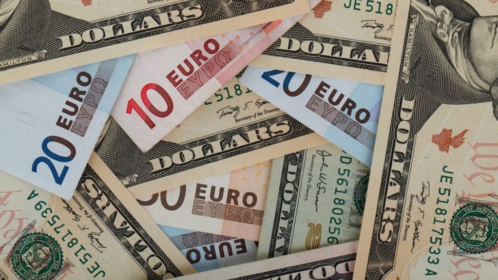 Euro şi dolarul închid săptămâna la aceeaşi paritate faţă de leu