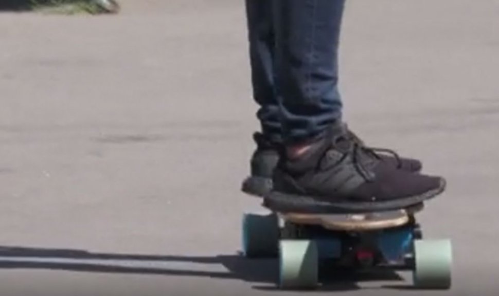 Un elev din Braşov şi-a creat propriul skateboard electric de la zero
