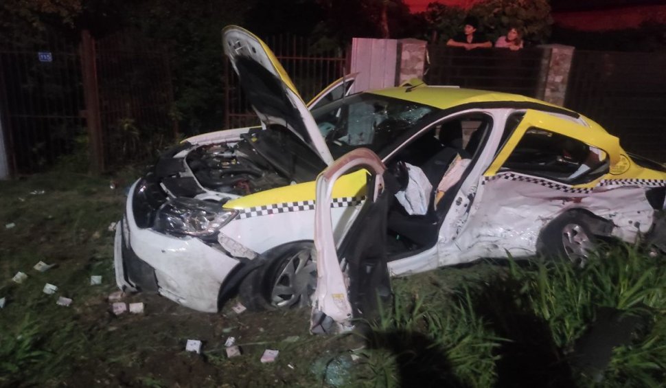 Un taximetrist şi clienta sa au murit pe loc după o greşeală de începător, într-un accident în Băleşti 