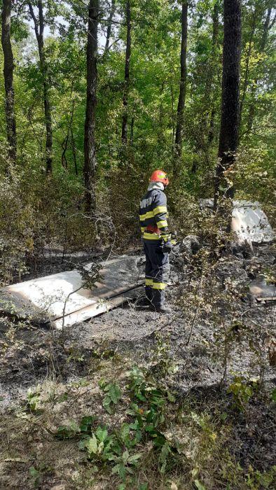 Un avion cu două persoane la bord s-a prăbuşit pe câmp, în Giurgiu | Pilotul şi copilotul au fost găsiţi carbonizaţi 786862