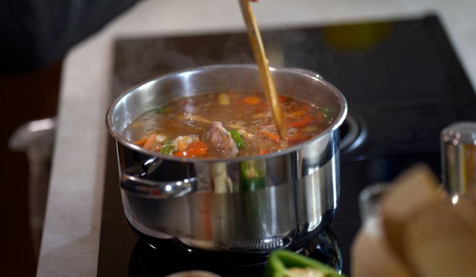 Mihai Sturzu, din fruntea topurilor muzicale, la manșa avioanelor | Invitat în ediţia 17 "Gătit la costum", sezonul 2, fostul membru al trupei  Hi-Q a povestit despre sacrificii şi bun gust 786567