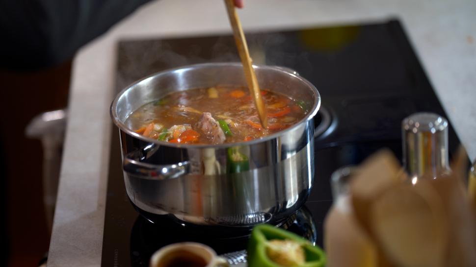 Mihai Sturzu, din fruntea topurilor muzicale, la manșa avioanelor | Invitat în ediţia 17 "Gătit la costum", sezonul 2, fostul membru al trupei  Hi-Q a povestit despre sacrificii şi bun gust 786578