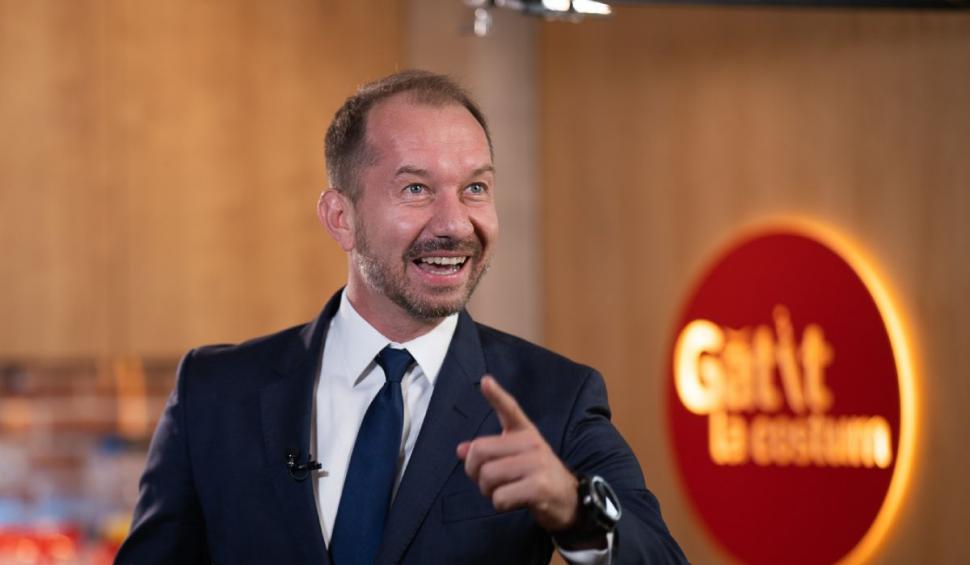 Mihai Sturzu, din fruntea topurilor muzicale, la manșa avioanelor | Invitat în ediţia 17 "Gătit la costum", sezonul 2, fostul membru al trupei  Hi-Q a povestit despre sacrificii şi bun gust 786580