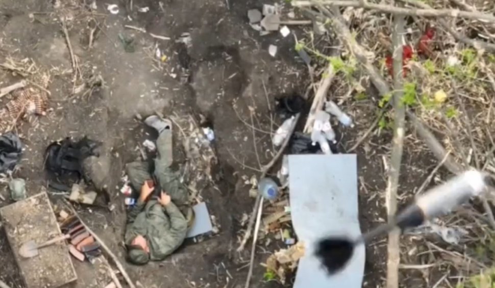 Un soldat rus, care dormea în tranşee şi care a fost trezit din somn de o grenadă lansată de ucraineni din dronă, a devenit viral pe Twitter