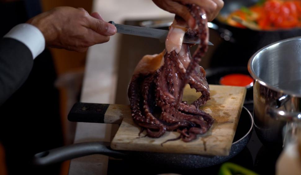 Storceac cu somon, creveţi şi caracatiţă, reţeta lui Mihai Sturzu în ediţia 17 "Gătit la costum", sezonul 2. O ciorbă pescărească gustoasă și simplu de preparat 786555