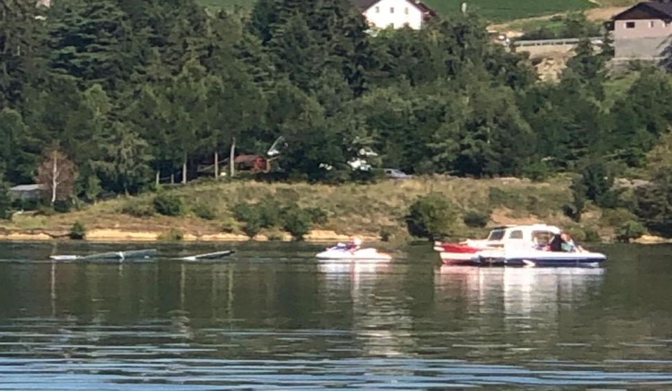 Un avion cu două persoane la bord s-a prăbuşit în Lacul Colibiţa | Pilotul a murit în urma impactului 786959