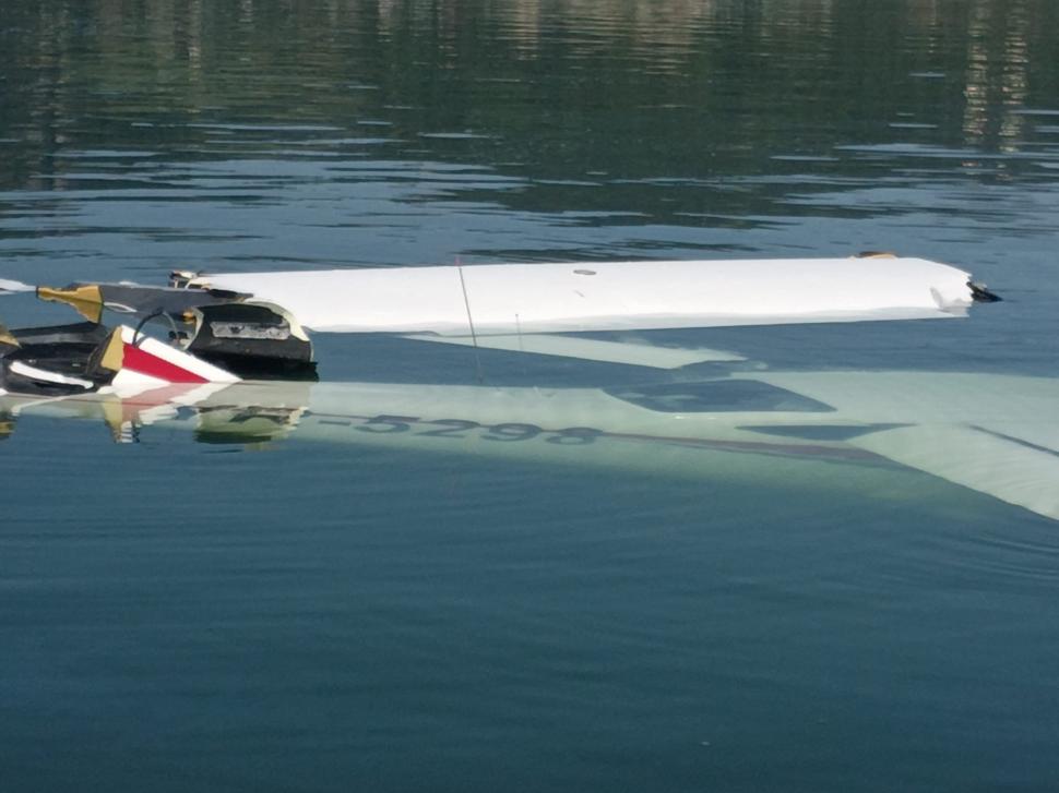 Un avion cu două persoane la bord s-a prăbuşit în Lacul Colibiţa | Pilotul a murit în urma impactului 786962
