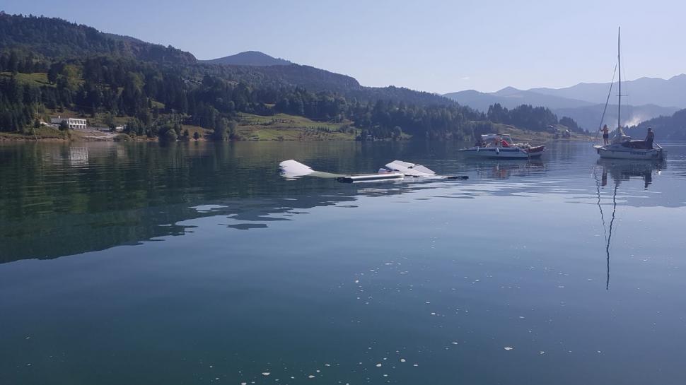 Un avion cu două persoane la bord s-a prăbuşit în Lacul Colibiţa | Pilotul a murit în urma impactului 786964