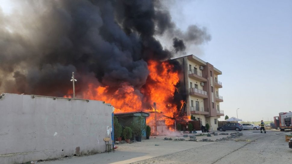 O biserică din Constanţa a luat foc în timpul slujbei. Incendiul s-a extins rapid, iar zeci de oameni au fost evacuaţi