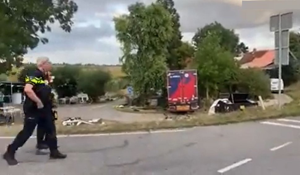 Cel puţin doi morţi şi mai mulţi răniţi, după ce un camion a intrat într-o mulţime de oameni, în Olanda