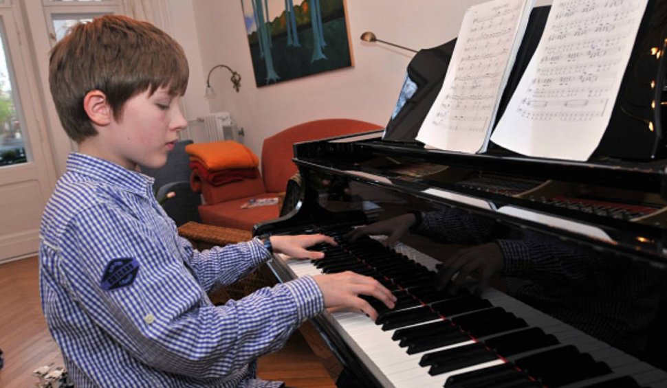 Copiii care știu să cânte la un instrument muzical au o minte mai ascuțită de-alungul vieții