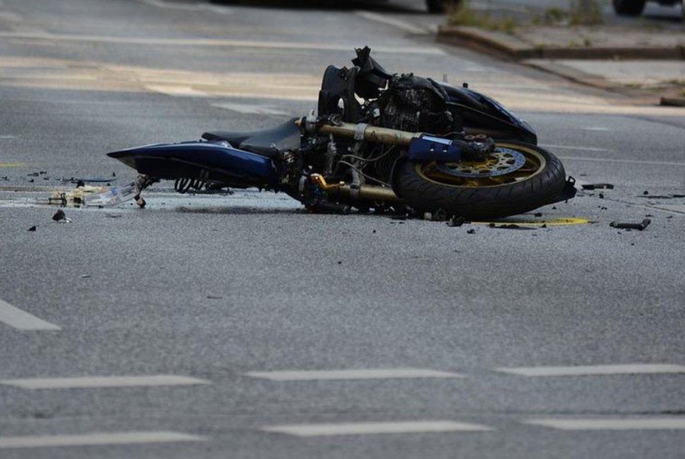 Doi motociclişti au ajuns la spital după ce au fost loviți din spate de o mașină, în Sibiu