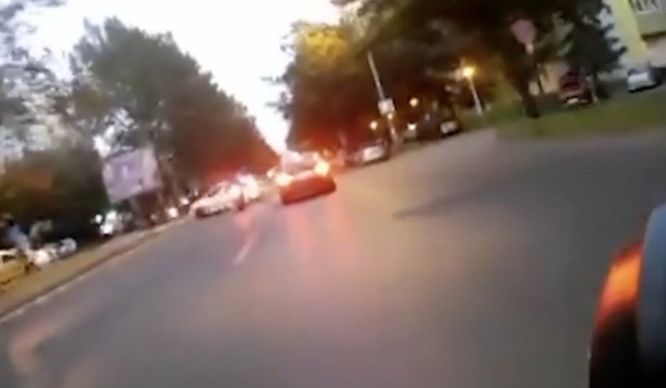 Momentul în care un motociclist se izbește de o mașină, într-o intersecție mare din București, surprins pe o cameră de bord