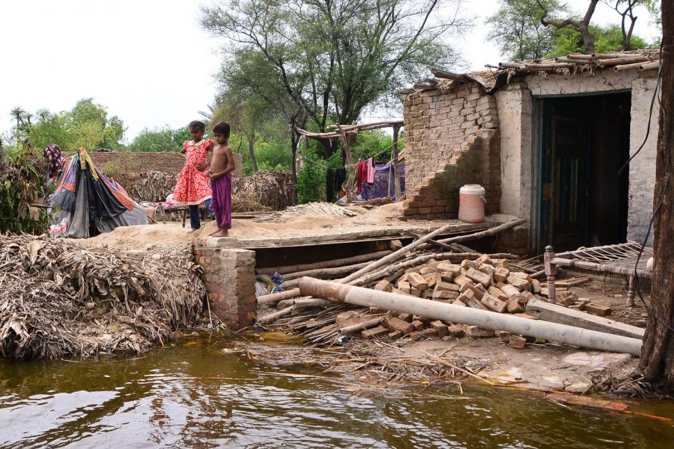 Peste 1.000 de oameni au murit înecați sau luați de ape, după ce ploile musonice au lovit Pakistanul 787140