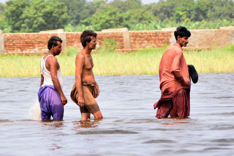 Peste 1.000 de oameni au murit înecați sau luați de ape, după ce ploile musonice au lovit Pakistanul 787141