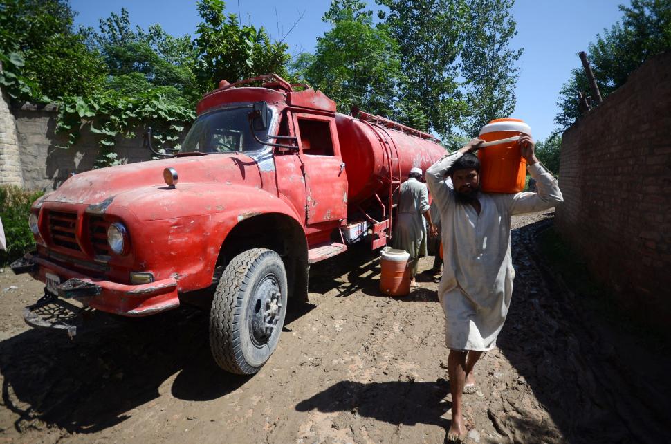 Peste 1.000 de oameni au murit înecați sau luați de ape, după ce ploile musonice au lovit Pakistanul 787142