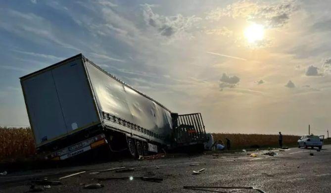 Accident cumplit în Călăraşi | Un mort şi şase răniţi după ce un TIR şi o autoutilitară s-au ciocnit 787345